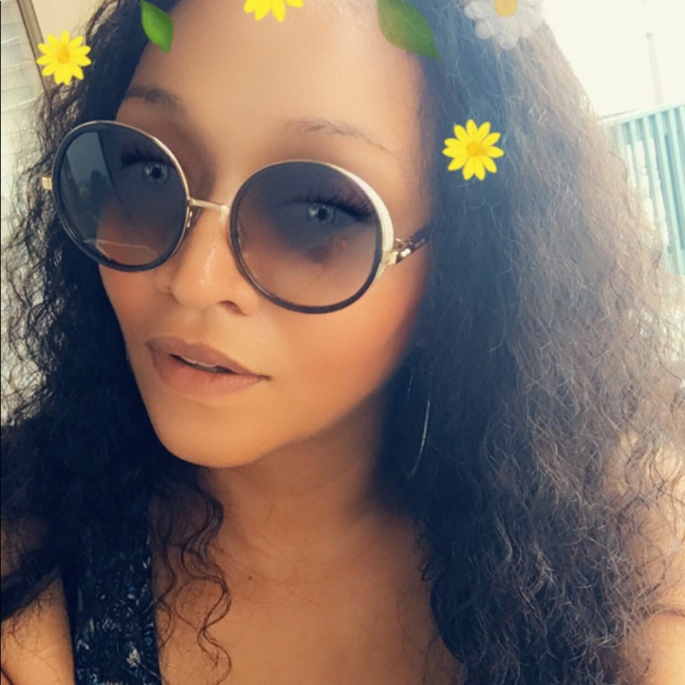 Meet your Posher, Domeeka